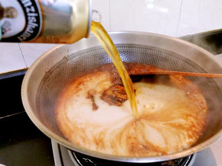 12、啤酒红烧肉,倒入啤酒