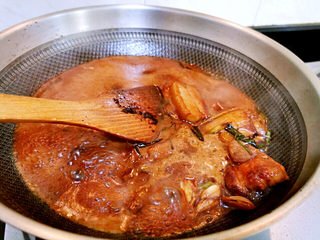 13、啤酒红烧肉,拌匀所有食材，大火烧开，小火慢炖