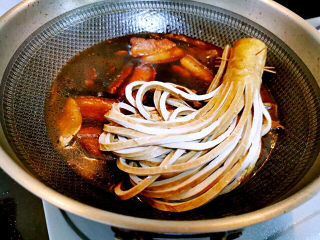 15、啤酒红烧肉,豆干放入红烧肉里炖