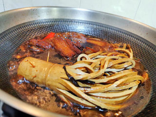 16、啤酒红烧肉,大约炖二十分钟左右，关火焖十分钟就可以吃了