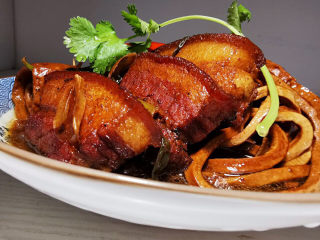 17、啤酒红烧肉,很诱人哦！快来一桶米饭