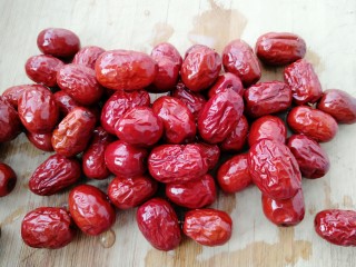 8、甑糕,把红枣清洗干净