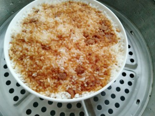 19、甑糕,撒上红糖放入半碗水上蒸锅蒸一小时