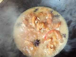 6、红烧猪蹄,烧开之后转小火，盖上锅盖焖煮30-40分钟让猪蹄煮透；