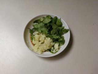 4、蒜泥皮冻,香菜，蒜泥放入碟中