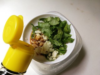 5、蒜泥皮冻,放入一勺生抽