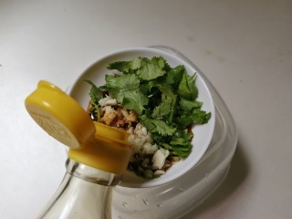 6、蒜泥皮冻,放入一勺醋