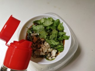 7、蒜泥皮冻,放入几滴香油