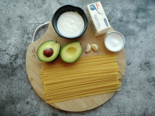 1、牛油果意面,准备所需食材