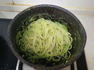 8、牛油果意面,把煮好的意面倒入做好的牛油果酱里搅拌均匀即可。