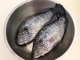 2、红烧鱼,剥去鱼鳞和内脏，清洗干净