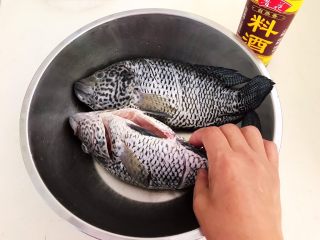 4、红烧鱼,在鱼身和鱼腹都用料酒揉搓一遍，出去腥味