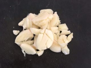 6、红烧鱼,把大蒜用刀背拍碎