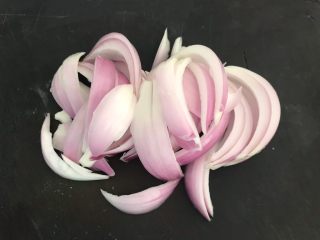 7、红烧鱼,把圆葱切成宽丝