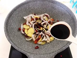 11、红烧鱼,加入老抽，加入生抽