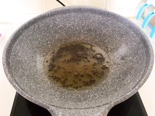 9、红烧鱼,炒锅烧热后加入大豆色拉油，油烧热后加入花椒粒，炒出香味