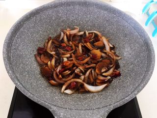 13、红烧鱼,翻炒均匀