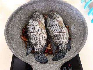 14、红烧鱼,把石斑鱼放入锅中