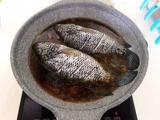 15、红烧鱼,加入温水，水量没过鱼身