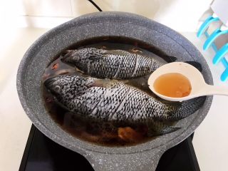 16、红烧鱼,加入料酒