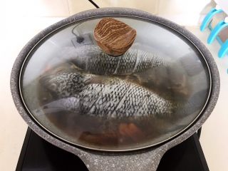 17、红烧鱼,盖上锅盖大火烧开后中火烧20分钟