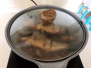 19、红烧鱼,盖上锅盖中火继续烧10分钟，收汁