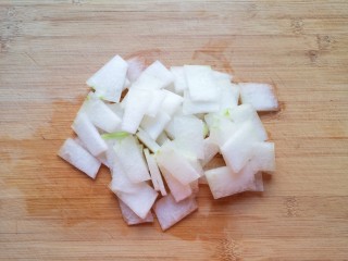 3、冬瓜海带汤,切成片。