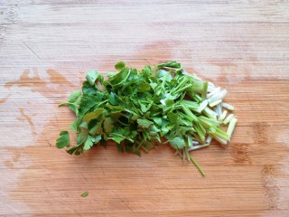 5、冬瓜海带汤,香菜切碎。