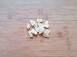 6、冬瓜海带汤,大蒜切成片。