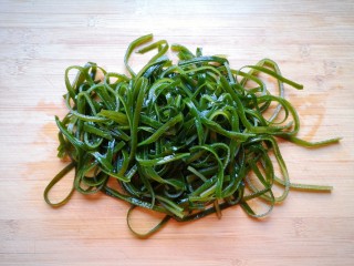 7、冬瓜海带汤,泡过的海带丝切成段。