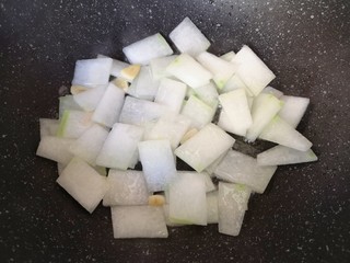 10、冬瓜海带汤,翻炒至透明状。