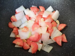 12、冬瓜海带汤,翻炒均匀。