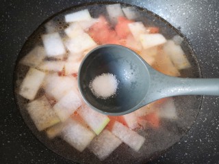 14、冬瓜海带汤,放盐调味。