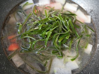 15、冬瓜海带汤,下入海带丝，中小火将海带丝煮至自己喜欢的口感关火。