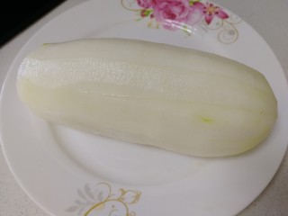 2、老黄瓜炒鸡蛋,一个老黄瓜打皮。