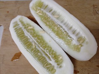 3、老黄瓜炒鸡蛋,对半切开。