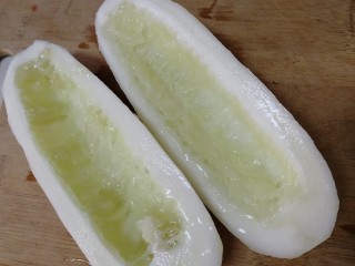 4、老黄瓜炒鸡蛋,剐去籽和瓤。