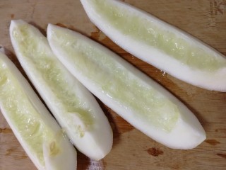 5、老黄瓜炒鸡蛋,再对切。