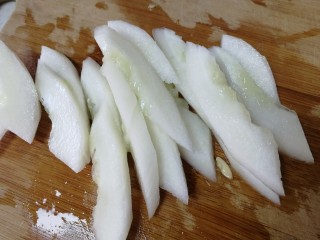 6、老黄瓜炒鸡蛋,取一天切斜到，切粗点的条。