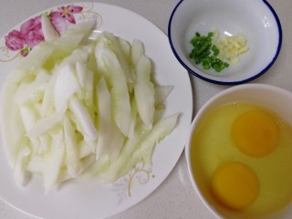 7、老黄瓜炒鸡蛋,两个鸡蛋，蒜和葱切碎。