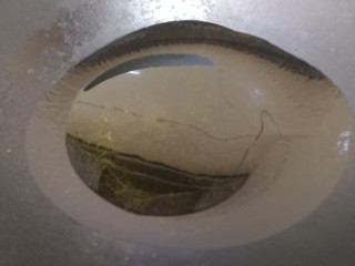 8、老黄瓜炒鸡蛋,热锅倒入适量油。