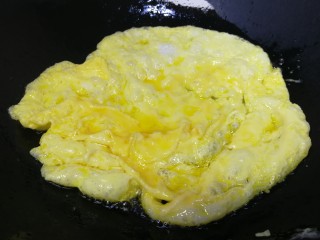 10、老黄瓜炒鸡蛋,文火煎至蛋液凝固。