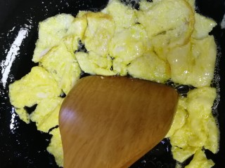 11、老黄瓜炒鸡蛋,铲子切成小块。