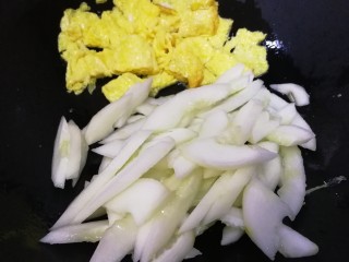 12、老黄瓜炒鸡蛋,放入老黄瓜。