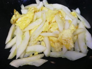 13、老黄瓜炒鸡蛋,老黄瓜和鸡蛋急火翻炒均匀。