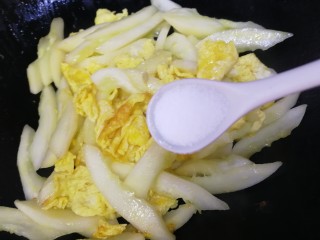 14、老黄瓜炒鸡蛋,均匀洒入一小勺盐。