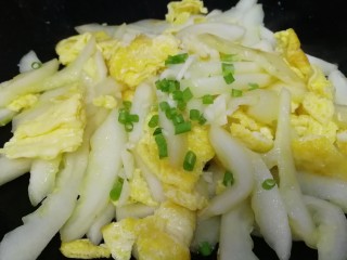 15、老黄瓜炒鸡蛋,急火炒匀，洒入葱花和蒜末炒匀。