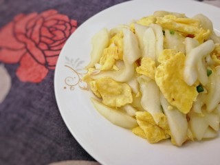 16、老黄瓜炒鸡蛋,盛盘。