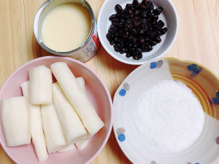 1、山药红豆糕,准备好食材。熟山药、蜜红豆、椰蓉、炼乳。