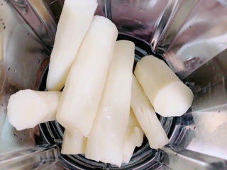 2、山药红豆糕,将熟的山药放入破壁机中。